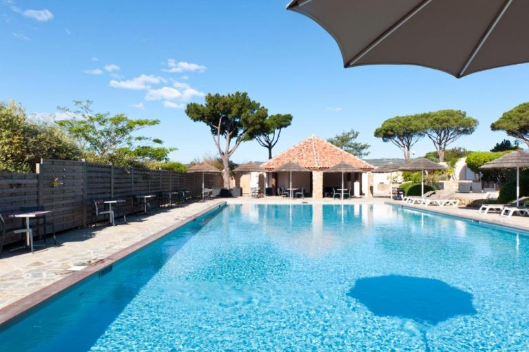 Piscina exterior con aguas cristalinas y zona de descanso en Résidence Marina Di Santa Giulia
