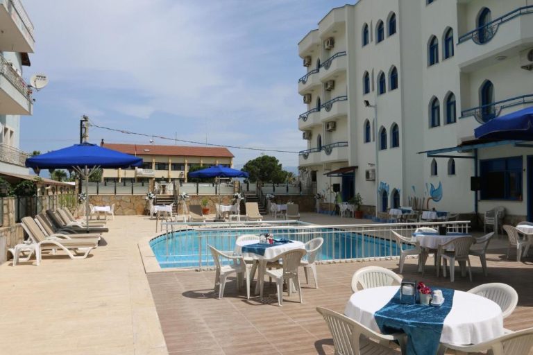 Piscina exterior con terraza, tumbonas y restaurante al aire libre del Eroglu City Hotel