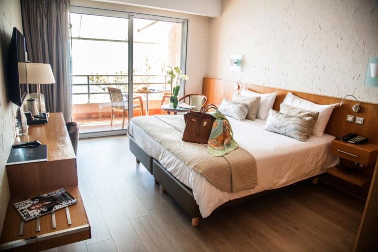 Habitación doble con terraza y vista al mar en Hotel Alivi, cama king size y decoración moderna