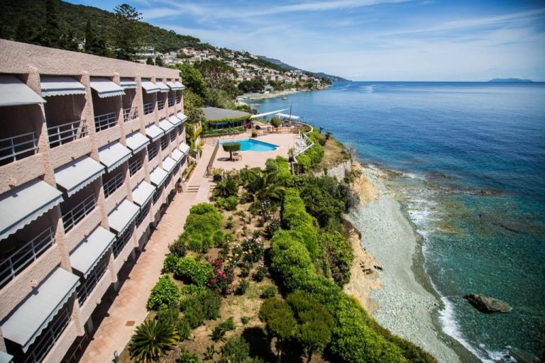 Vista aérea del Hotel Alivi con piscina exterior y jardines frente al mar mediterráneo