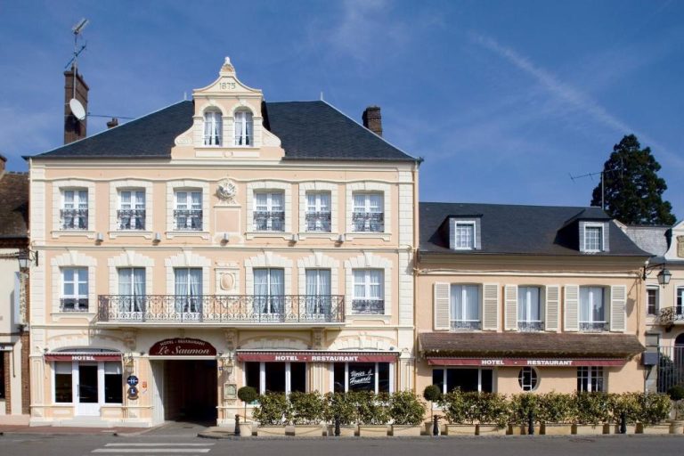 Fachada exterior del Hotel du Saumon en Verneuil sur Avre, edificio histórico de 1875 con restaurante