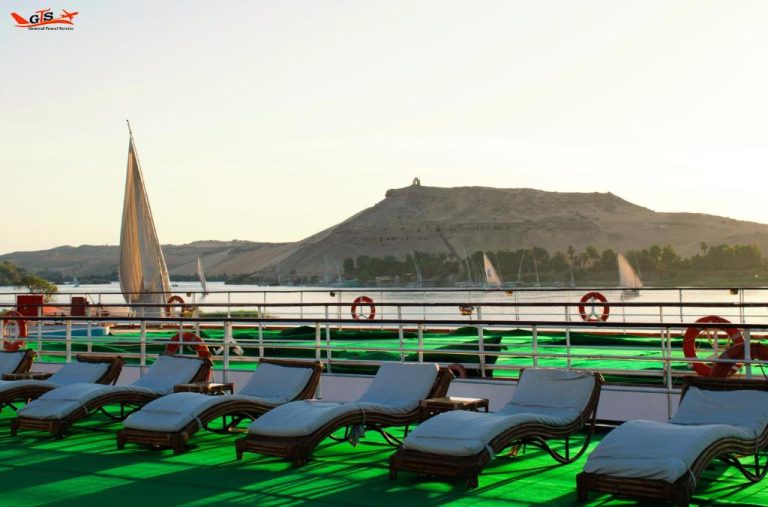 Cubierta solar con tumbonas del GTS Nile Cruise con vistas al río Nilo y las colinas de Asuán