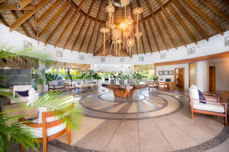 Amplio lobby con techo de palapa y decoración tropical del hotel Sublime Samaná en República Dominicana