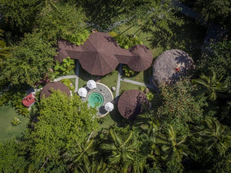 Vista aérea de la piscina rodeada de exuberantes jardines tropicales en el hotel Sublime Samaná