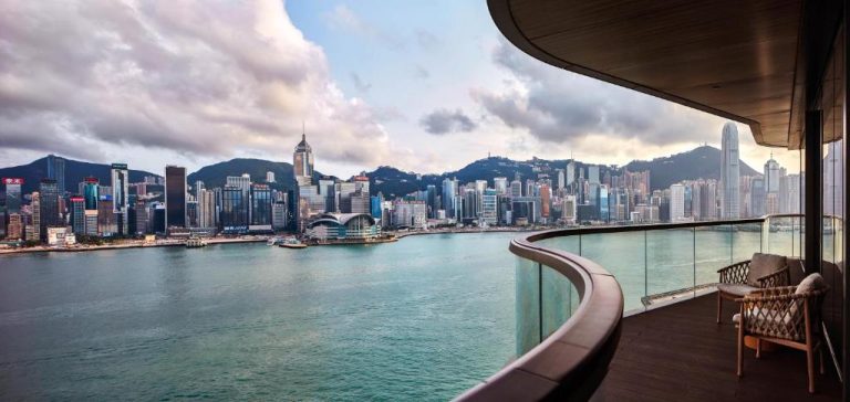 Terraza panorámica del K11 ARTUS con vistas al Victoria Harbour y el skyline de Hong Kong