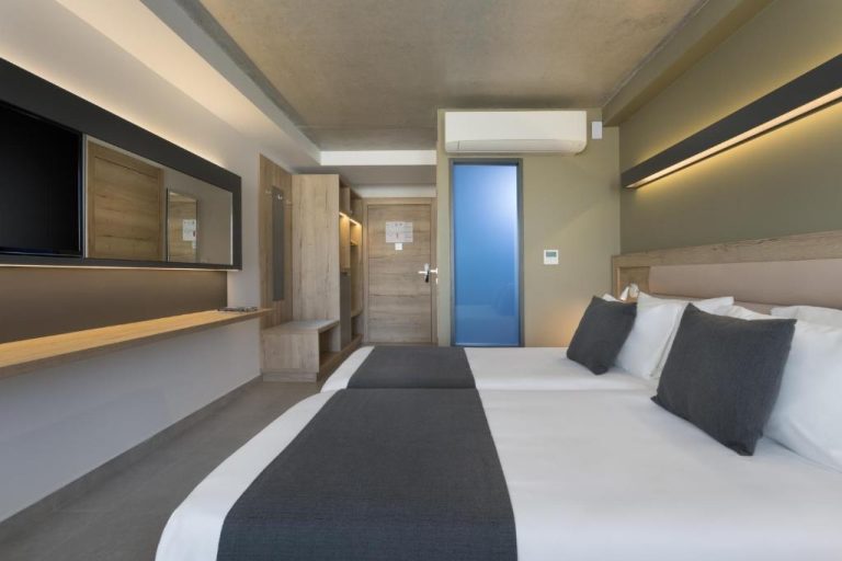 Habitación doble moderna con dos camas y decoración minimalista en Azur Hotel by ST Hotels