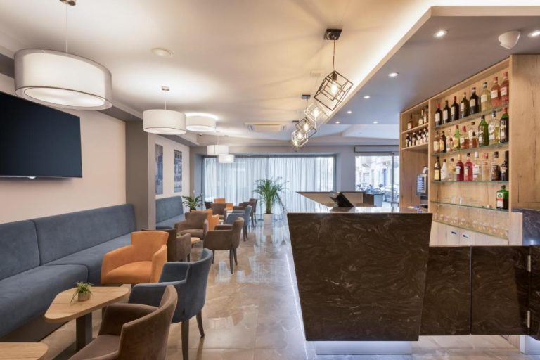 Bar y zona lounge con sofás y sillas del Azur Hotel by ST Hotels con amplia selección de bebidas