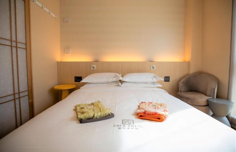 Habitación doble con decoración japonesa y yukata en la cama del Sola Hotel