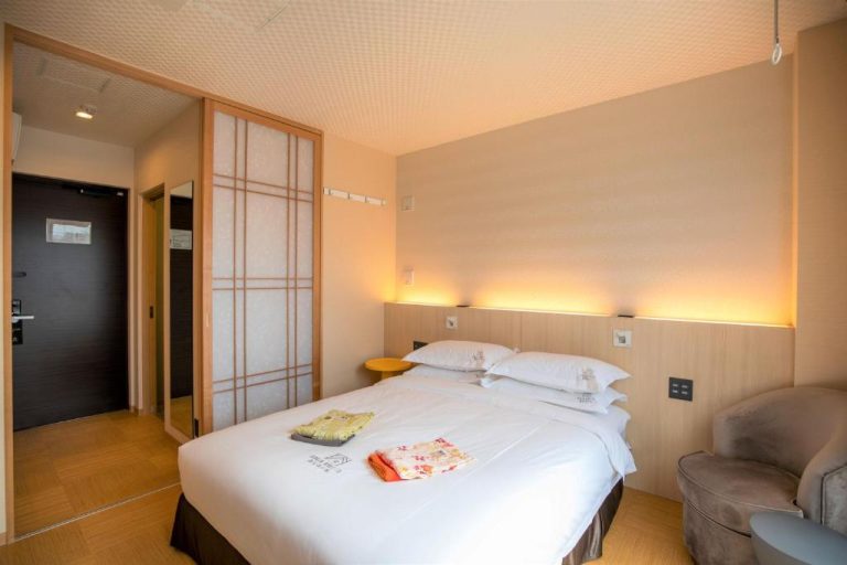 Habitación doble con cama matrimonial y decoración japonesa moderna en Sola Hotel