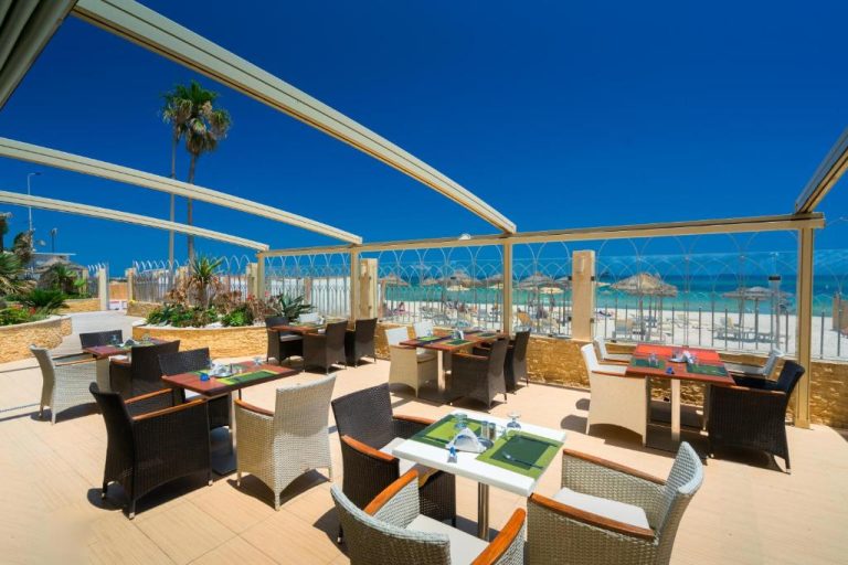 Terraza restaurante con vistas al mar y la playa del Sousse Palace Hotel & Spa en Túnez