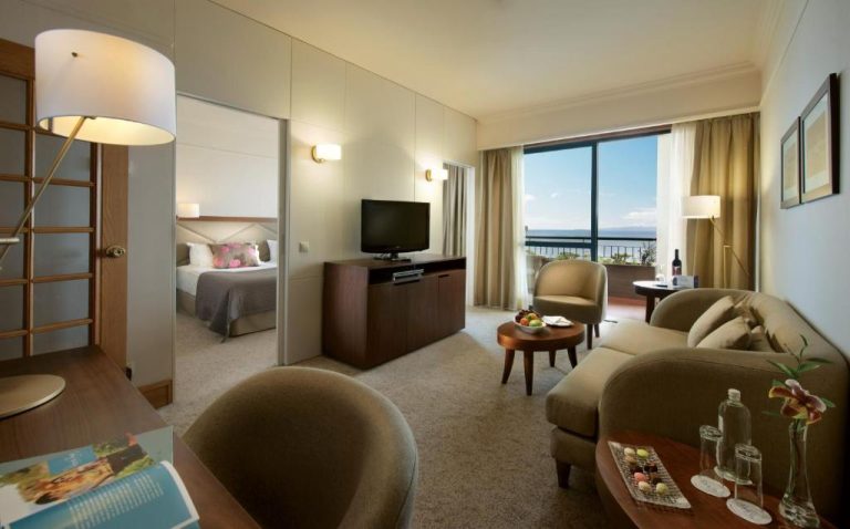 Suite con salón, dormitorio separado y terraza con vistas al mar en The Cliff Bay PortoBay