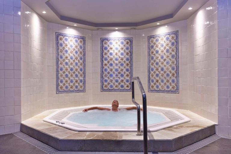 Jacuzzi interior con azulejos decorativos portugueses en el hotel The Cliff Bay PortoBay de Madeira