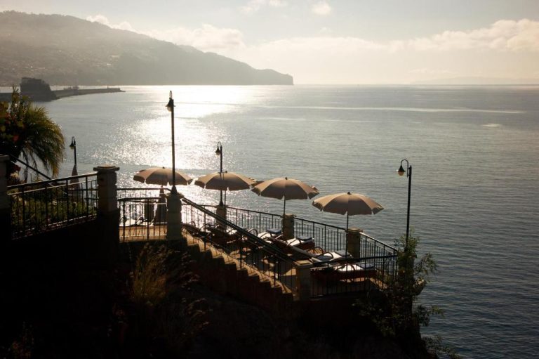 Terraza con sombrillas y vistas al océano Atlántico desde el Hotel The Cliff Bay PortoBay en Madeira