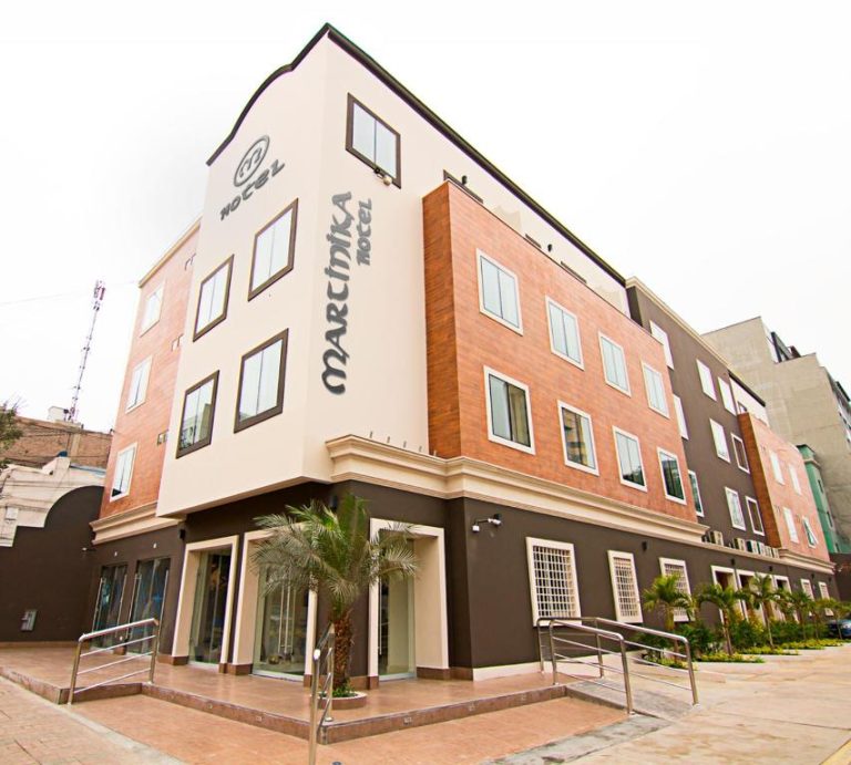 Fachada exterior del Hotel Martinika con acabados modernos en ladrillo y acceso principal con palmeras