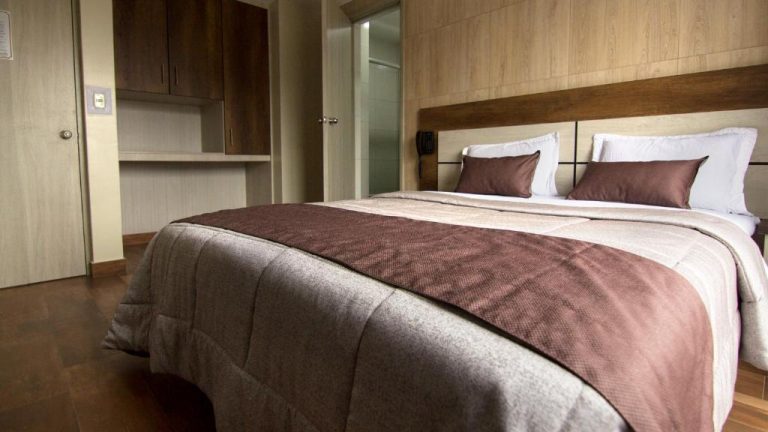 Habitación doble con cama king size y decoración en madera del Hotel Martinika