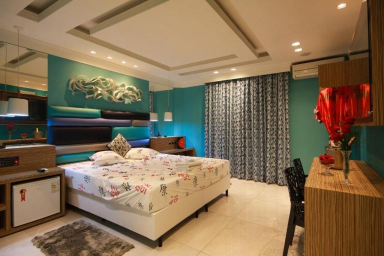 Habitación temática oriental con cama doble y decoración azul turquesa en Glória Plaza Hotel Adults Only
