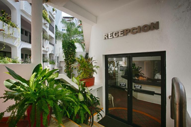Recepción del hotel One Beach Street en Zona Romántica de Puerto Vallarta con plantas tropicales