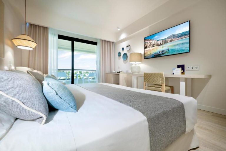 Habitación doble con cama king y vistas al mar en el Grand Palladium Sicilia Resort & Spa
