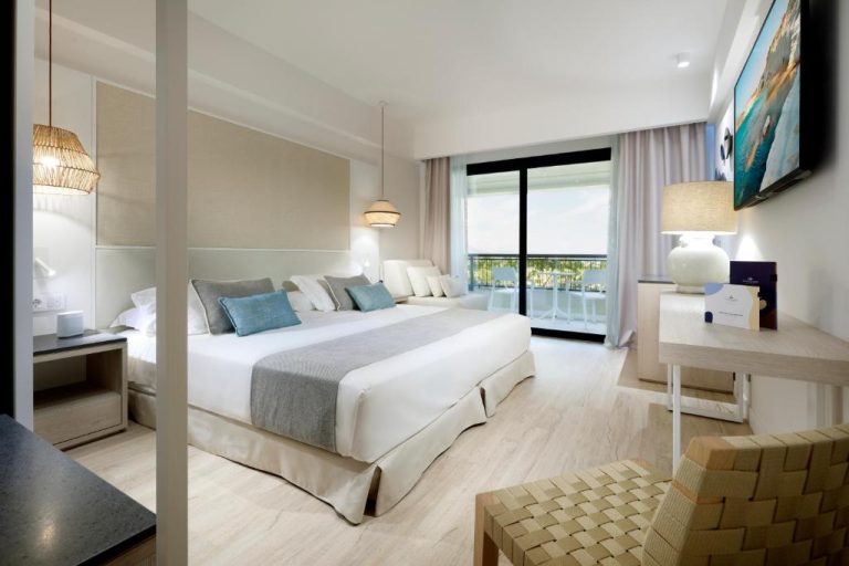 Habitación doble con terraza y vistas al exterior en el Grand Palladium Sicilia Resort & Spa