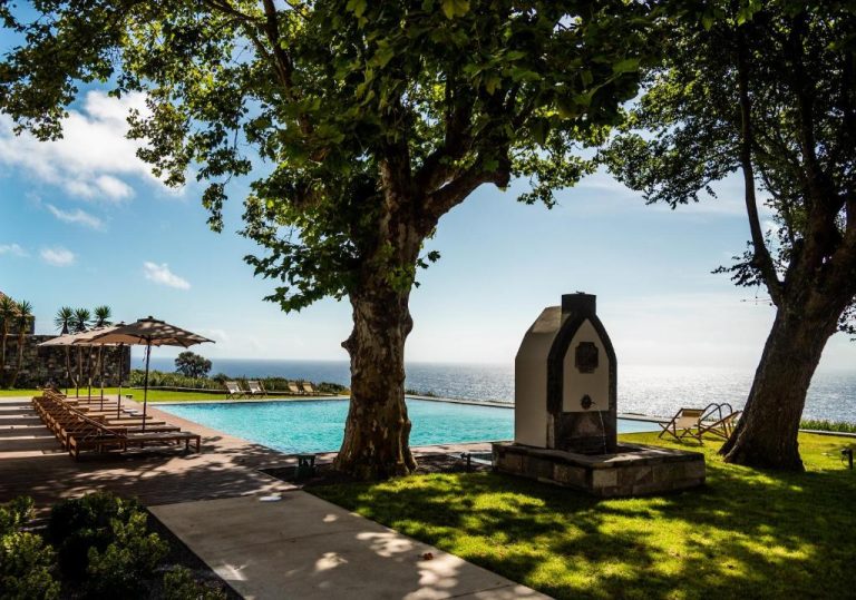 Piscina infinita con vistas al océano y zona de hamacas del SENSI Azores Nature and SPA