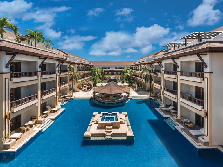 Piscina central con gazebo y jacuzzi del Henann Regency Resort and Spa en Boracay