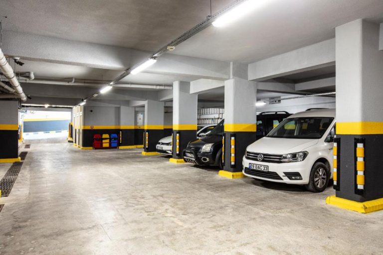 Aparcamiento interior cubierto del Ilayda Avantgarde Hotel con plazas para vehículos y señalización amarilla