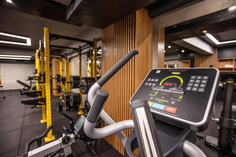 Gimnasio moderno con máquinas cardio y rack de pesas del Ilayda Avantgarde Hotel