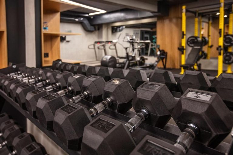 Sala de gimnasio con mancuernas y equipos cardio del Ilayda Avantgarde Hotel