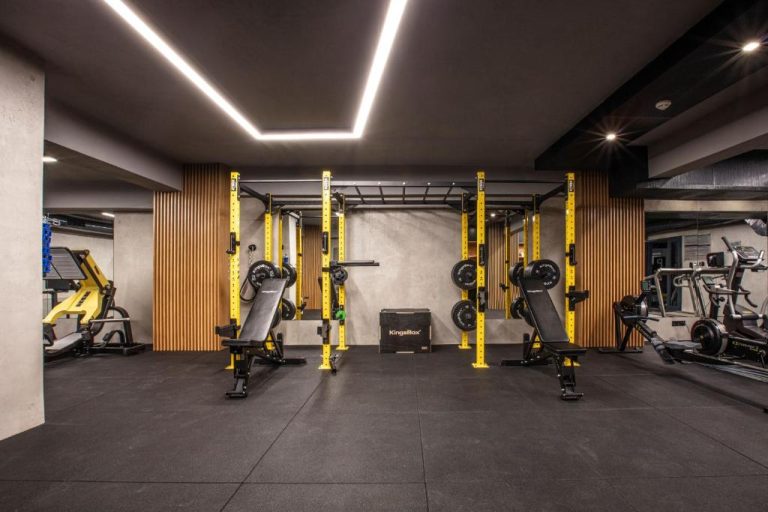 Gimnasio moderno con barras de pesas y bancos de entrenamiento en el Ilayda Avantgarde Hotel