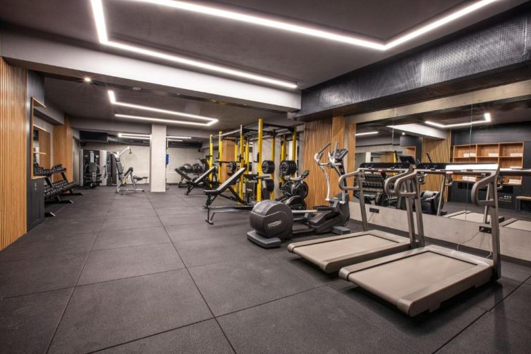 Gimnasio moderno con cintas de correr y zona de pesas del Ilayda Avantgarde Hotel