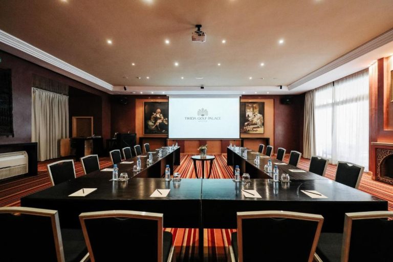 Sala de reuniones en U con pantalla de proyección y cuadros clásicos en Tikida Golf Palace