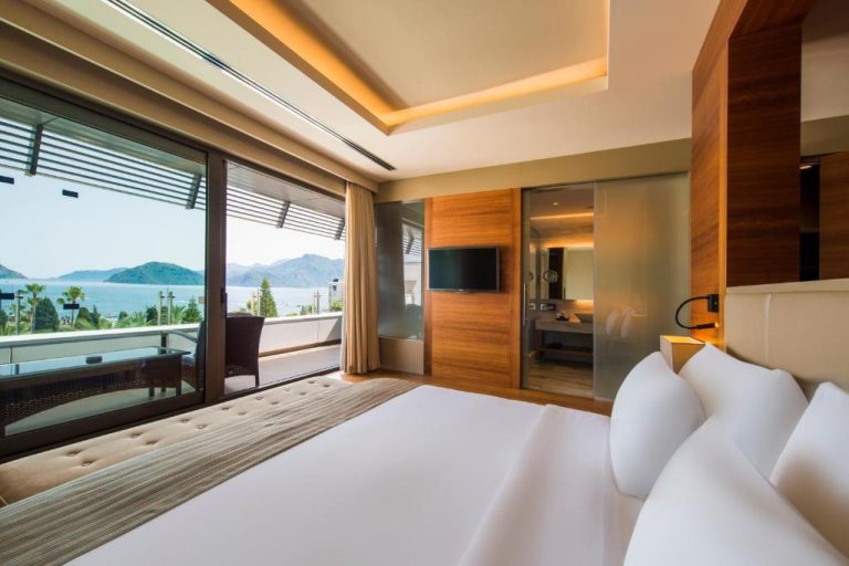 Habitación de lujo con cama doble y vistas al mar en TUI BLUE Grand Azur Marmaris