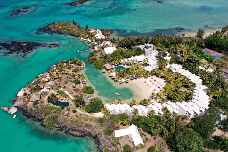 Vista aérea del Paradise Cove Boutique Hotel con playa privada y laguna turquesa en Mauricio