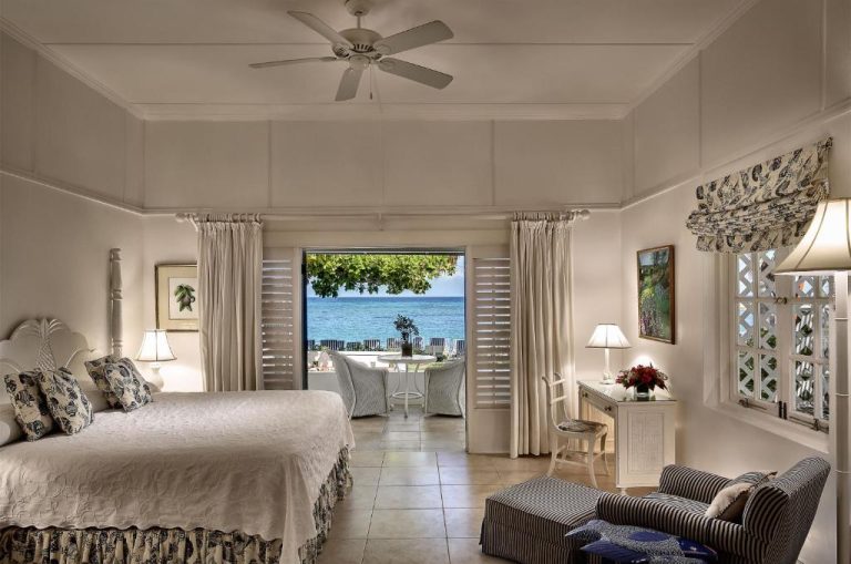 Habitación de lujo con vista al mar y terraza privada en el resort Half Moon Jamaica