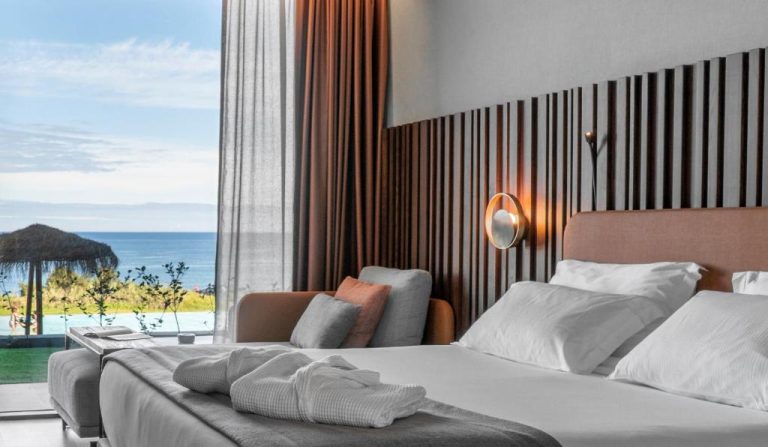 Habitación de lujo con cama doble y vistas al mar en Hotel Verde Mar & SPA