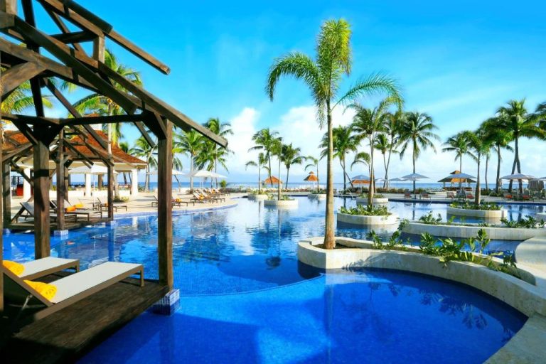 Piscina infinity con palmeras tropicales y vistas al mar del Hyatt Ziva Rose Hall All Inclusive Jamaica
