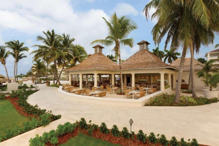 Restaurante al aire libre con terraza y palmeras tropicales en el resort Hyatt Ziva Rose Hall All Inclusive Jamaica