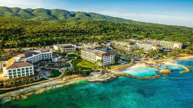 Vista aérea del resort Hyatt Ziva Rose Hall All Inclusive con playa, piscinas y montañas en Jamaica