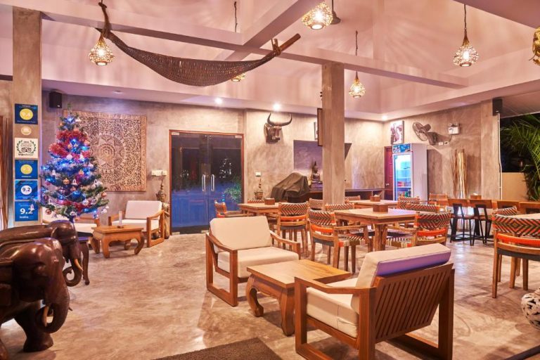 Restaurante con decoración tailandesa y árbol de Navidad en Baan Sawan Samui Resort