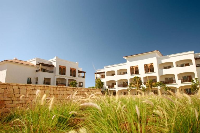 Fachada exterior con jardines y arquitectura andaluza del hotel Robinson Agadir All Inclusive en Marruecos