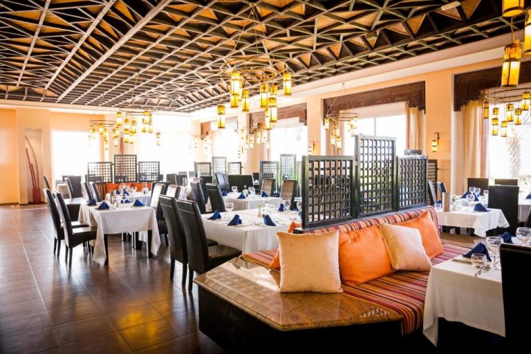 Restaurante principal con mesas elegantes y decoración oriental del hotel Robinson Agadir All Inclusive