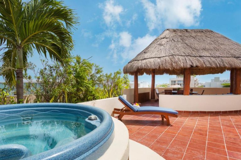 Jacuzzi privado en terraza con palapa y tumbonas del Porto Playa Condo Hotel and Beach Club
