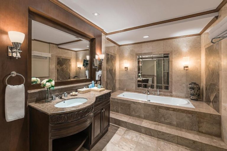 Lujoso baño con bañera integrada y vanidad de mármol en el Henann Regency Resort and Spa