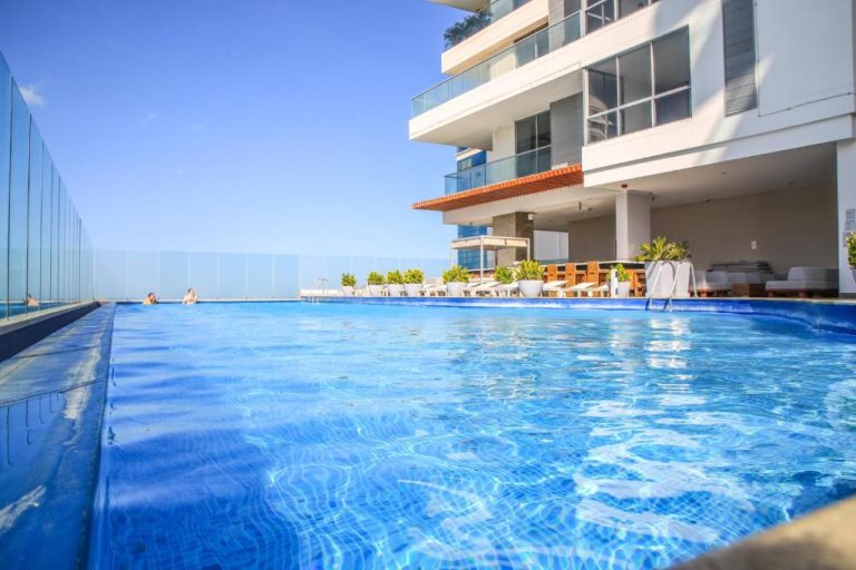 Piscina infinita con vista al mar del Grand Marina Suites Santa Marta y modernas instalaciones