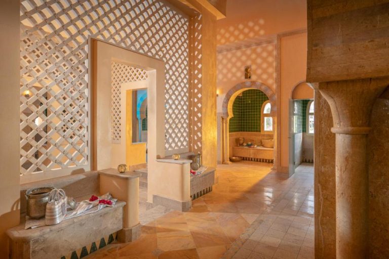 Zona de hamam con arcos árabes y azulejos verdes en el spa del Hasdrubal Prestige Thalassa Djerba