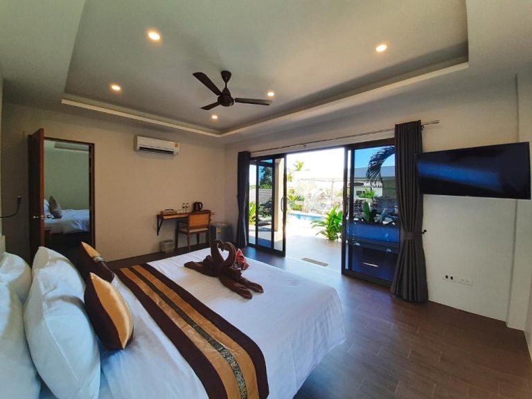 Habitación de lujo con cama doble y acceso directo a piscina privada en Baan Sawan Samui Resort