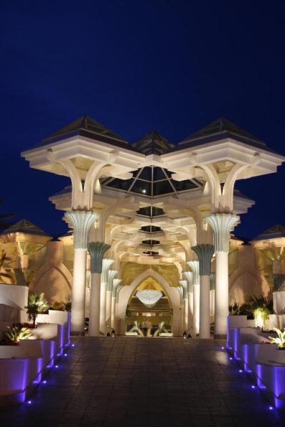 Entrada principal iluminada del Hasdrubal Prestige Thalassa & Spa Djerba con columnas y luces nocturnas