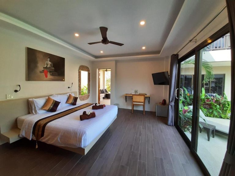 Habitación doble deluxe con cama king y terraza tropical en Baan Sawan Samui Resort