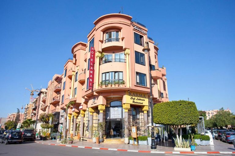 Fachada exterior del Amani Hotel Suites & Spa en Marrakech con restaurante Karma en planta baja