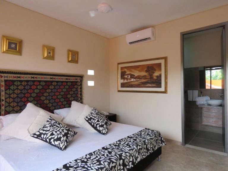 Habitación doble con cama king size y baño privado en Hotel Boutique La Solera Del Pozo